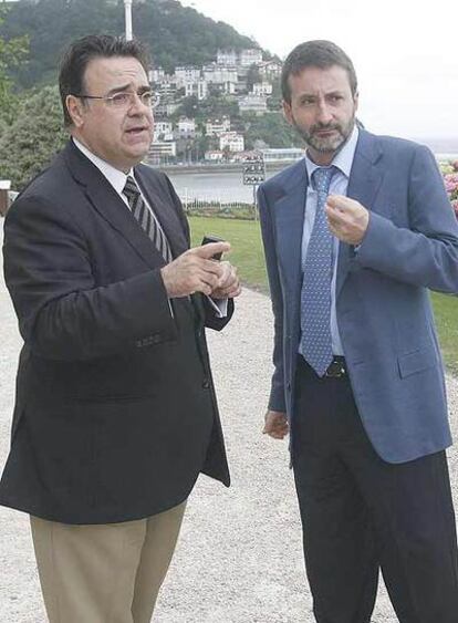 Imaz (derecha) y el presidente de Enagas, Antonio Llardén.