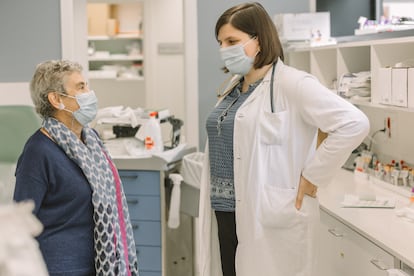 Begoña Compañon junto a la doctora María Vieito en el Instituto Oncológico Vall d'Hebron en Barcelona.
