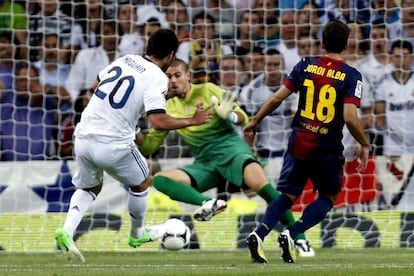 Supercopa de España: Real Madrid, 2 - Barcelona, 1: Higuain marca el primer gol ante Valdés y Jordi Alba.