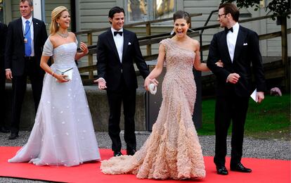 Magdalena de Suecia y su hermano Carlos Felipe, acompañan a su hermana la princesa Victoria de Sueciay a su prometido Daniel Westling a su llegada a la cena de gala ofrecida por el Gobierno sueco en el Eric Ericson Hall en la isla de Skeppsholmen.