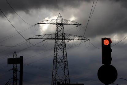 Una torre de red eléctrica de transporte de energía en un barrio de Terrassa (Barcelona).