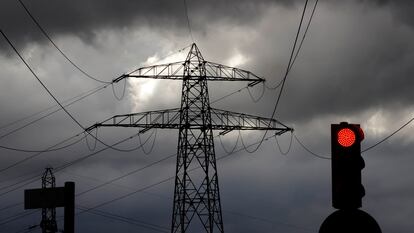 Una torre de red eléctrica de transporte de energía en un barrio de Terrassa (Barcelona).