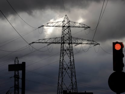 Una torre de red eléctrica de transporte de energía en un barrio de Terrassa (Barcelona).