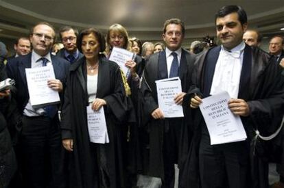 Un grupo de magistrados, durante la protesta en el palacio de Justicia de Roma.