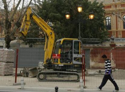 Una obra paralizada por la huelga de la construcción convocada por Comisiones Obreras y UGT en Andalucía. Los sindicatos cifran el seguimiento en 9 de cada 10 trabajadores. La patronal habla de un 10%.