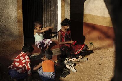 Rutuya (con el vestido rojo), que está en Shodhgram acompañando a sus padres, juega junto a otros niños.