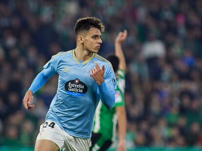 Gabri Veiga celebra el primer gol que le hizo al Betis en el triunfo del Celta.