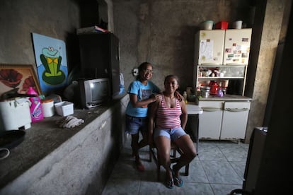 Raimunda Eliandra Alves, de 45 anos, posa com sua filha Ana Paula Leonardo Justino, de 10 anos, em sua casa na favela do Pavão-Pavãozinho no Rio de Janeiro. Raimunda estudou até os 19 anos e é caixa de supermercado. Quando era criança queria ser professora de matemática. Gostaria que de sua filha fosse veterinária, no que coincide com Ana Paula.