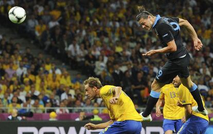 El internacional inglés Andy Carroll marca el 0-1 durante el partido Suecia-Inglaterra