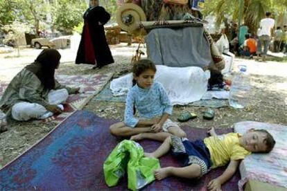 Familias libanesas desplazadas de los barrios chiíes del sur de Beirut acampan en el parque Al Sanayea.