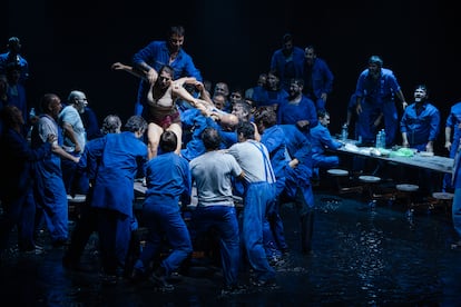 El tenor Pavel Černoch y la soprano Núria Vilà junto a integrantes del Coro del Liceu en la escena de la violación de Aksinya del primer acto.