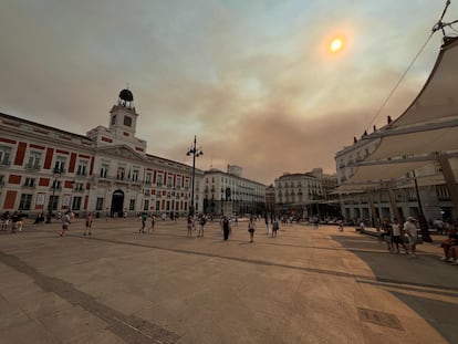 View of the smoke of the Fire of Méntrida from the Puerta del Sol, this Thursday in Madrid.