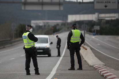 Controles de acceso y salida de las Brigada Mobil de los Mossos d'Esquadra  en las inmediaciones de Igualada, Vilanova del Cami y Santa Maragrida de Montbui despues de que ayer estos municipios se declararan zonas confinadas por la epidemia de Coronavirus.