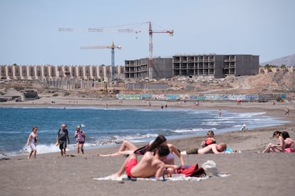 Obras de construcción de un hotel en la playa de La Tejita, en el sur de Tenerife.