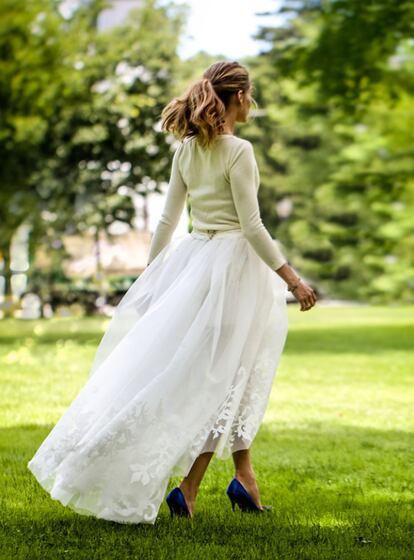 Olivia Palermo. Aunque la it-girl se decantó por firmas muy clásicas para acompañarla en el día de su boda con Johannes Huebl, el resultado estuvo fuera de lo común. Carolina Herrera diseñó ex profeso el traje con pantalón corto cubierto por una falda de tul en varias capas y con bordados en el dobladillo y la rebeca de cachemir color crema con plumas de avestruz. Para el calzado confió en Manolo Blahnik, llevando unos Hangisi en color azul oscuro.