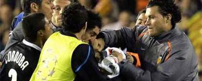 Los jugadores del Valencia y el Inter se enzarzan en una pelea al final del partido de vuelta de octavos de final de la <i>Champions</i> en Mestalla.