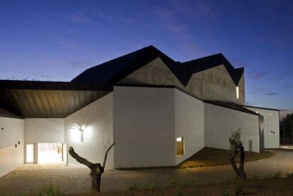 Fachada del teatro abierto en Zafra, obra del arquitecto Enrique Krahe realizada con materiales como hormigón, acero y faldones de cinc.