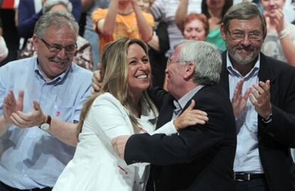 La ministra Trinidad Jiménez saluda al alcalde de Getafe, Pedro Castro, durante las primarias.