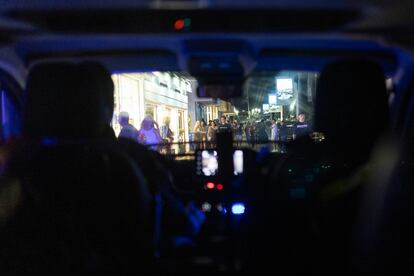 El vehículo policial se dirige a atender una emergencia.