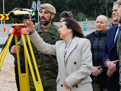 La ministra de Defensa, Margarita Robles, este jueves, durante una visita de la instalación de los ingenieros del Ejército de Tierra del puente Bailey, en Aldea del Fresno (Madrid).