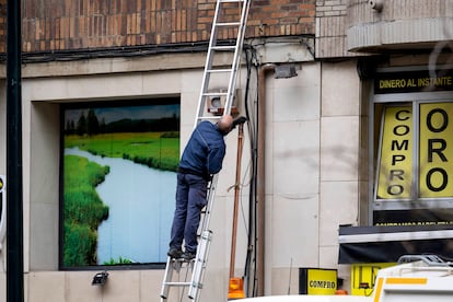 Un trabajador en una calle de Santander.