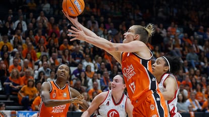 Leo Fiebich lanza a canasta durante el primer partido de la final de la Liga Femenina Endesa entre Valencia Basket y Zaragoza.