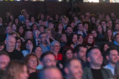 El público asistente al evento, entre ellos
Martín Caparrós, Soledad Alcaide, defensora de los lectores de EL PAÍS,  Eduardo Madina y la astronauta Sara García.  