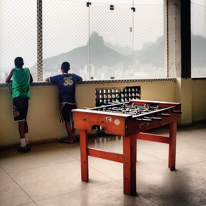 Crianá Esperança es una ONG con sede en la favela de Cantagalo. En la imagen, una sala de recreo con vistas al Pan de Azúcar.