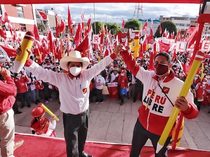 Vladimir Cerrón (derecha) y Pedro Castillo en un evento en Junín, Perú