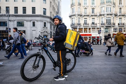 Ángel Jiménez, repartidor de Glovo, en el centro de Madrid este lunes.