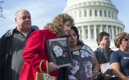 Un grupo de familiares de víctimas de accidentes en el Capitolio en Washington