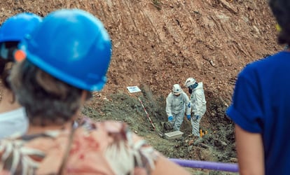 Hallazgo de restos de un cuerpo en el sector conocido como La Escombrera en Medellín, Colombia.