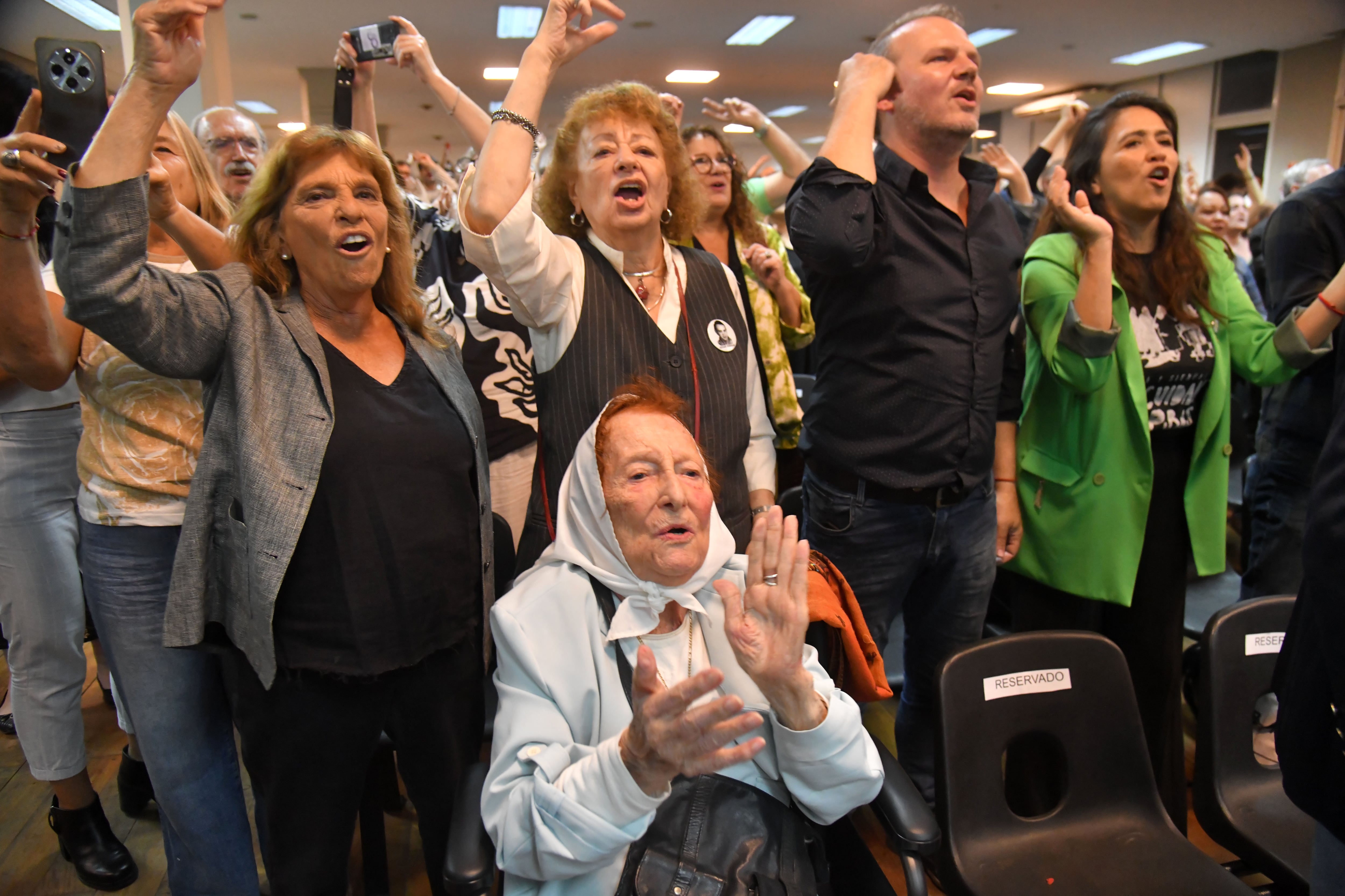 Taty Almeida, madre de Plaza de Mayo: “A pesar de los bastones y las sillas de ruedas, las locas seguimos de pie”