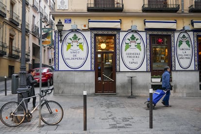 Exterior de la taberna La Dolores, en el barrio de Las Letras, en Madrid.