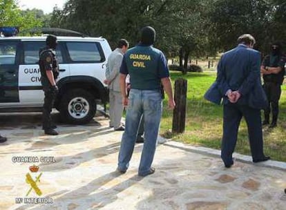 Agentes de la Guardia Civil vigilan a dos de los detenidos durante una boda, presuntos narcotraficantes.