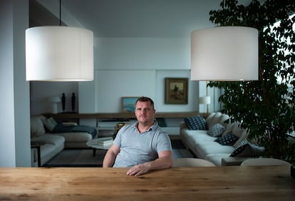 Zaryn Dentzel, fundador de Tuenti, en el salón de su casa.