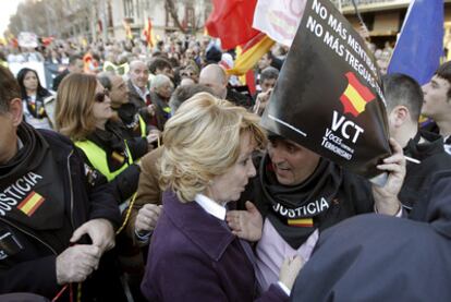 Esperanza Aguirre conversa con uno de los asistentes a la manifestación de ayer en Madrid.