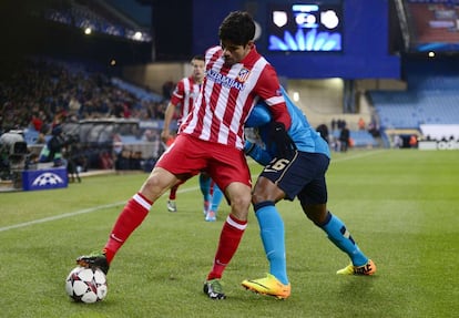 Diego Costa controla el balón presionado por Alex Sandro.