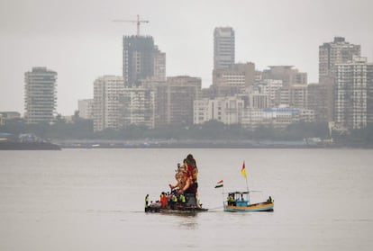 Devotos hinds llevan una estatua del Dios Elefante Ganesha para su posterior inmersin en el Mar Arbigo, en Bombay (India).