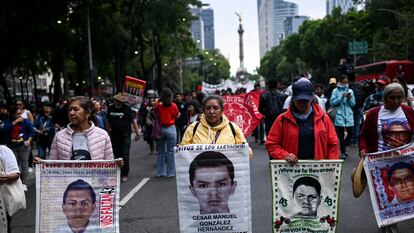 Familiares de los 43 normalistas desaparecidos de Ayotzinapa marchan en Ciudad de México, este 26 de junio.