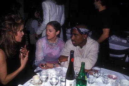 Madonna y Tupac. “Es como si estuviera defraudando a la mitad de la gente que me hizo ser quien yo soy”. Así de afligido se mostraba el considerado como el mejor rapero de la historia en una misiva que le escribió a la Reina del Pop para dar por concluida su breve relación allá por enero de 1995. El color de piel de Madonna fue el principal motivo de su ruptura por el hándicap que podía suponer para su futuro profesional, como Tupac especificó en la carta que le escribió mientras estaba encarcelado por abuso sexual: “Con el riesgo de sonar demasiado dramático, los efectos del racismo dificultan a un hombre joven negro mostrar afecto adecuadamente a una mujer mayor blanca. ¿Puedes entenderlo?”. La carta, junto a un gran botín de objetos personales de la cantante, acabó siendo subastada después de que una amiga íntima de Madonna traicionara su confianza y pese a los intentos de esta de que no se llevara a cabo. Tupac fue abatido a tiros en 1996 y su muerte todavía hoy sigue generando teorías conspirativas.