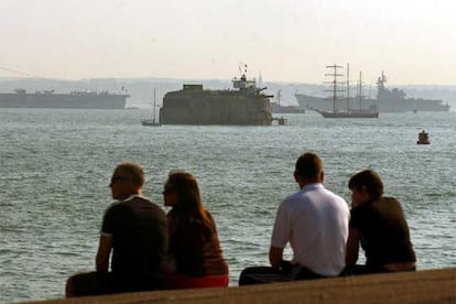 Un grupo de jóvenes contempla el espectáculo naval.