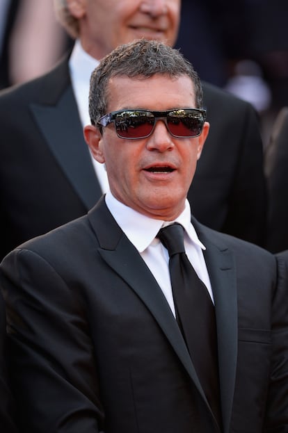 Antonio Banderas con traje negro y gafas de sol en la premier de 'The Expendables 3'.