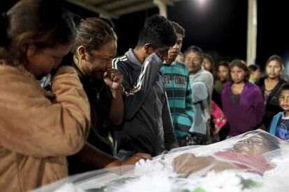 Familiares choram no vel&oacute;rio de Clodioude, em junho passado.