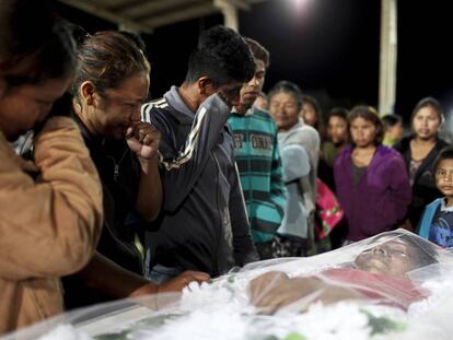 Familiares choram no vel&oacute;rio de Clodioude, em junho passado.