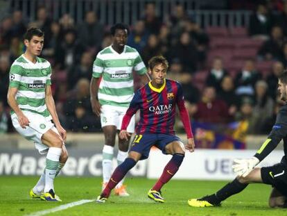 Neymar supera a Forster para anotar el cuarto gol.