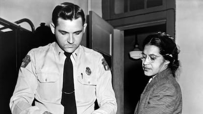 Rosa Parks es identificada por un policía tras negarse a ceder el asiento a un pasajero de piel blanca.