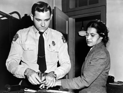 Rosa Parks é identificada por um policial depois de ter se recusado a ceder seu lugar em um ônibus a um passageiro de pele branca.