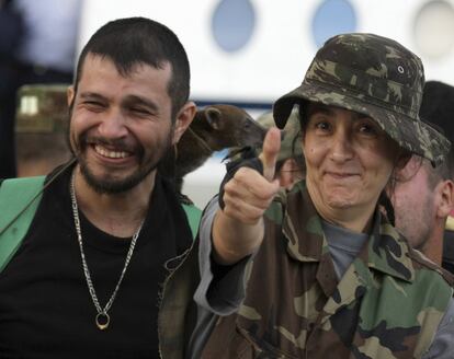 Ingrid Betancourt después de su llegada en el aeropuerto militar de Catam en Bogotá el 2 de julio de 2008. Betancourt, tres estadounidenses y otros 11 rehenes entre soldados y policías fueron liberados tras años de cautiverio en la selva.