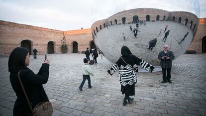 Aspecte de la intervenció de Quim Tarrida al pati d'armes del castell de Montjuïc.